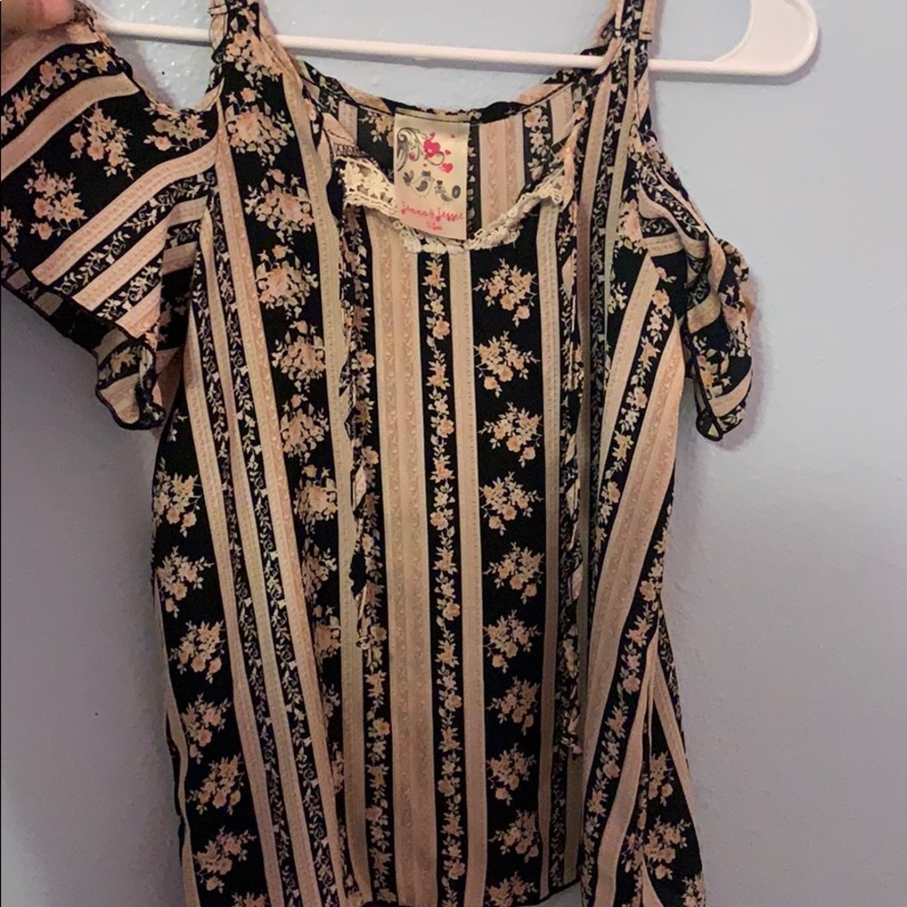 Tank top with open shoulder